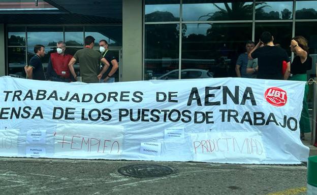 Personal De Aena Se Concentra En El Aeropuerto Para Exigir La